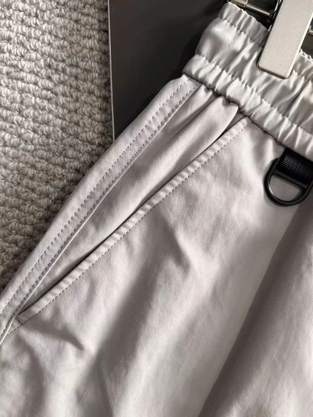 Next day shipping P360 Stone Island 2025 new fall elastic band casual pants and straight pants, medium-thick and thin counter-customized fabrics, breathable, comfortable, high wrinkle resistance, impeccable details, brand element design concept, reflecting high quality. It feels delicate and soft! It presents a casual cut and the upper body shape is great! Size: M-3XL